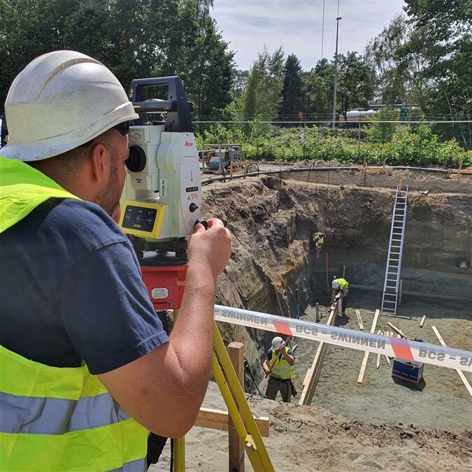 Leica iCON totaalstation voor grondwerken — punten uitzetten in betonkelder