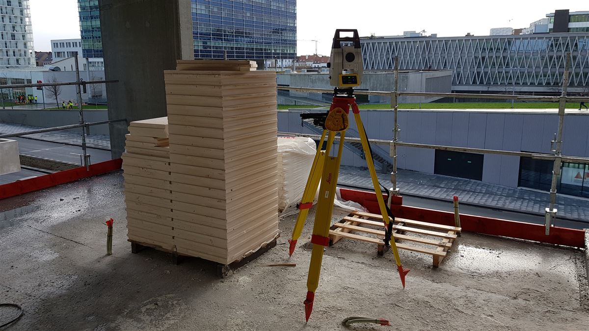 Totaalstation op woningbouwwerf
