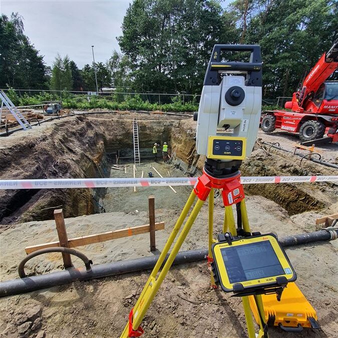 Leica iCON totaalstation op statief bij fundering en grondwerken