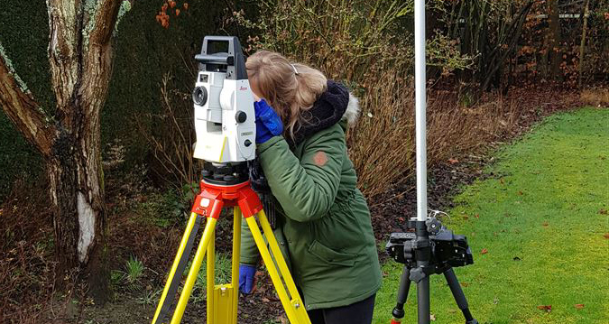 Leica iCON iCR70 totaalstation voor tuinaanleg opmeten en uitzetten